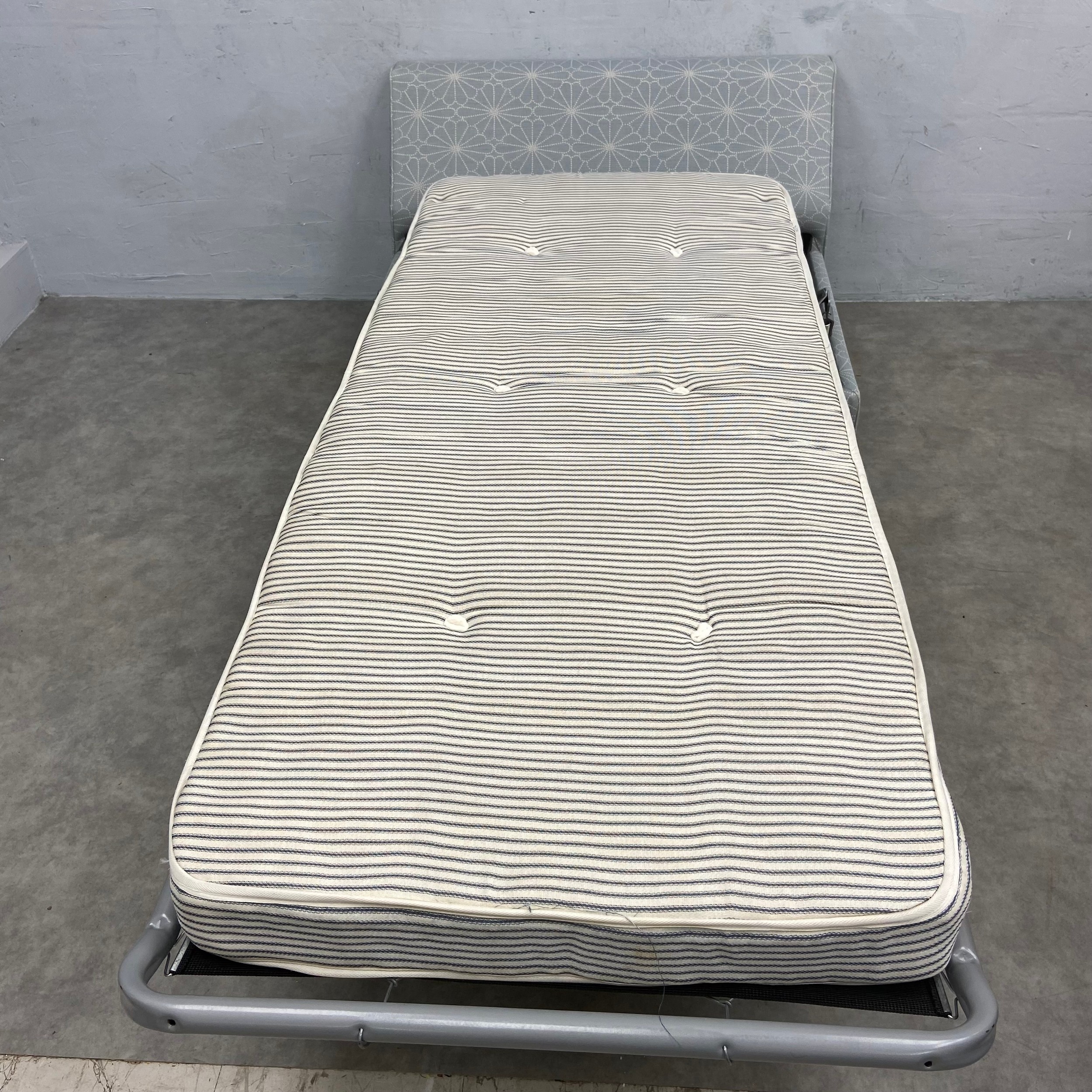 A contemporary single sofa bed with pale blue patterned upholstery. H.85 W.103 D.92cm. Mattress. L. - Image 5 of 5