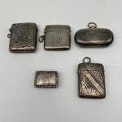 A mixed lot of hallmarked silver to include three C.1900 vesta cases by Minshull & Latimer, E.J.