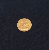 A 22ct King George V gold sovereign coin, London, 1915. 8g