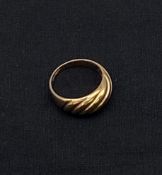 An antique hallmarked 9ct yellow gold croissant ring. Weight: 3.79g