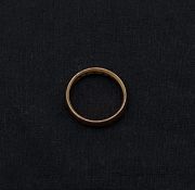 An Edwardian 22ct hallmarked yellow gold wedding band ring, Birmingham, 1908. Weight: 3.48g