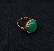 A vintage 18ct hallmarked yellow gold ring with large cabochon cut green jadeite stone. Gross
