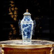 A CHINESE PORCELAIN BLUE AND WHITE LIDDED VASE