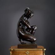 A VERY LARGE 19TH CENTURY BRONZE MODEL OF THE CROUCHING VENUS
