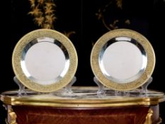STUART DEVLIN: A PAIR OF STERLING SILVER AND SILVER GILT PLATES