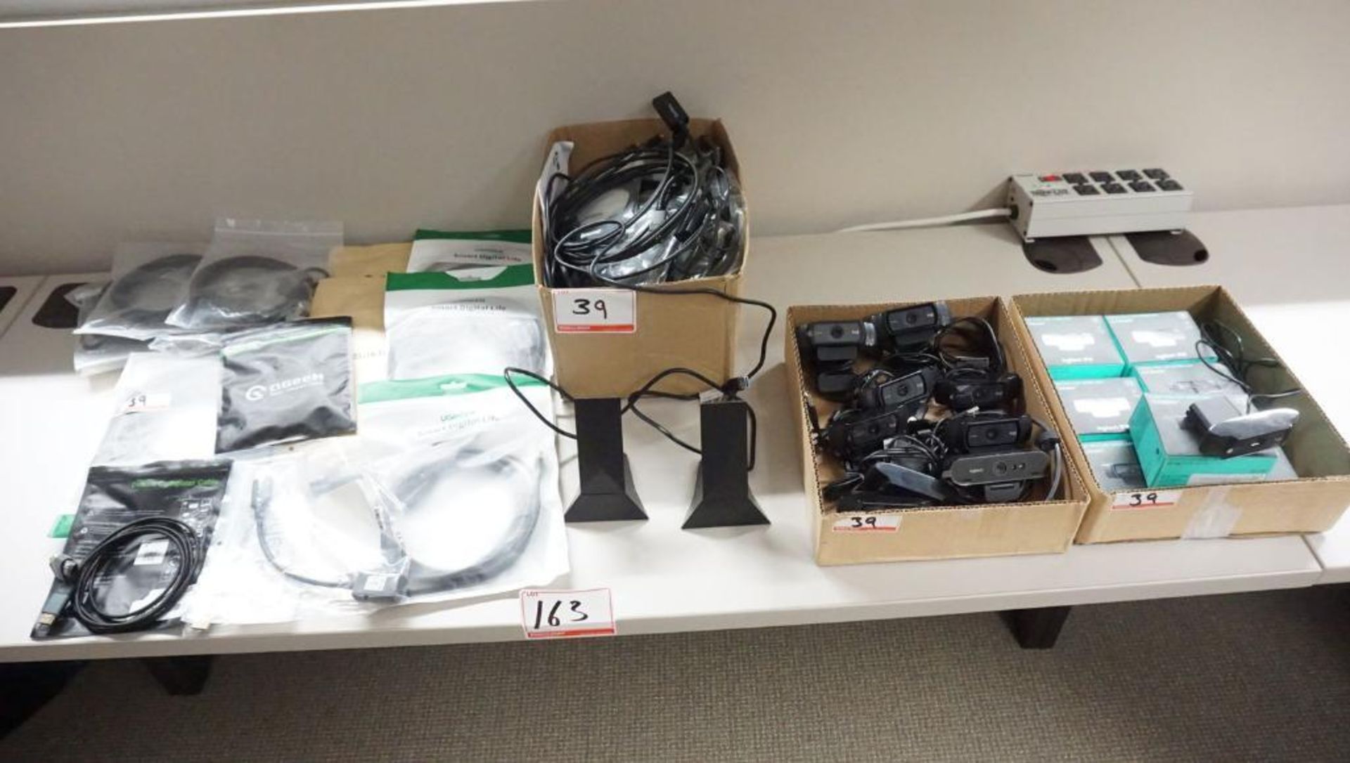 LOT - ASSORTED COMPUTER CABLES