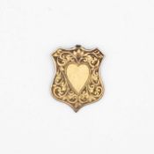 An Edwardian 9k small shield-shaped brooch.