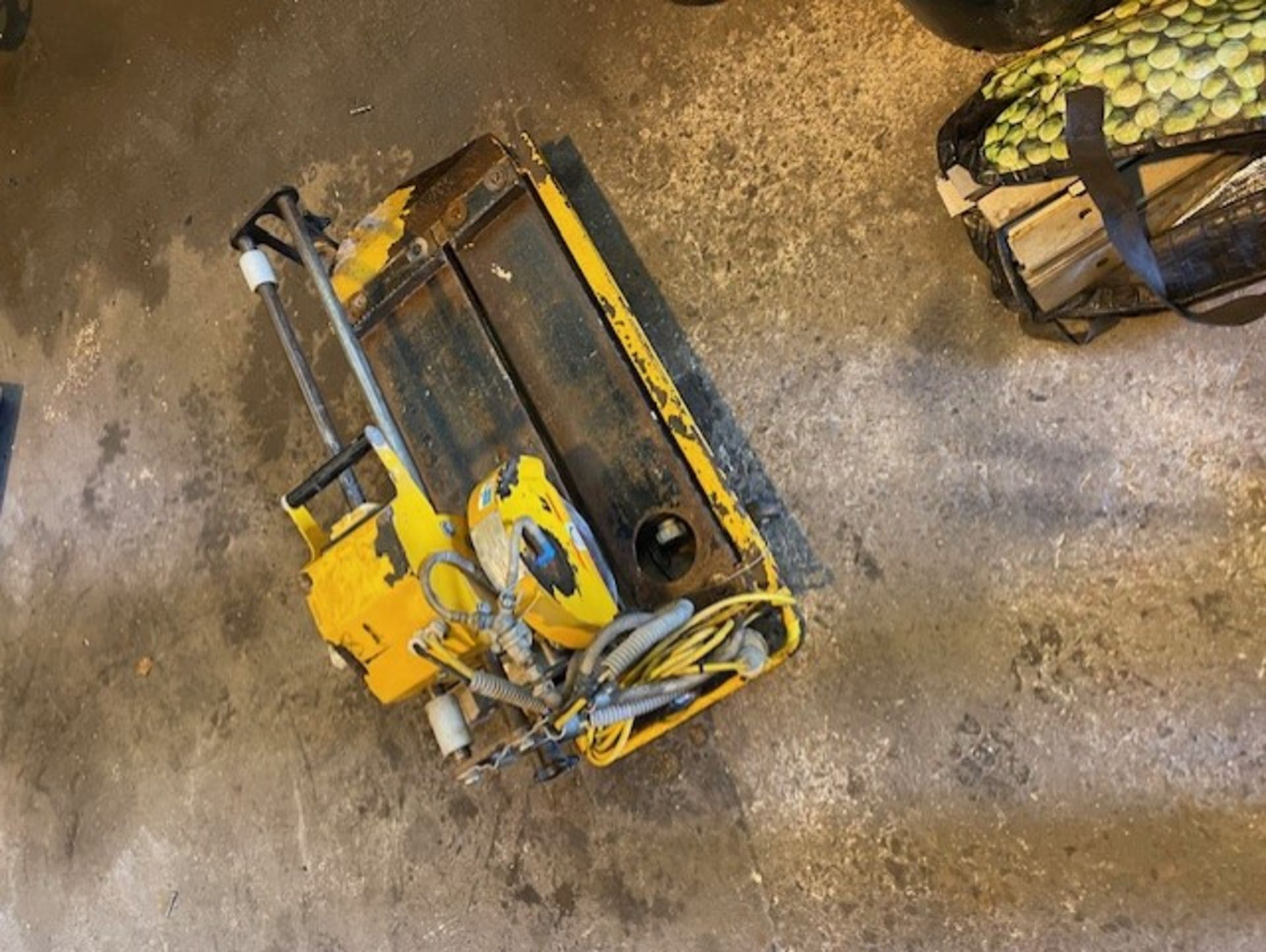 Wet style tile utter on a 110 volt machine is 800mm long  and 500mm wide weighs 40 kilos - Image 3 of 4