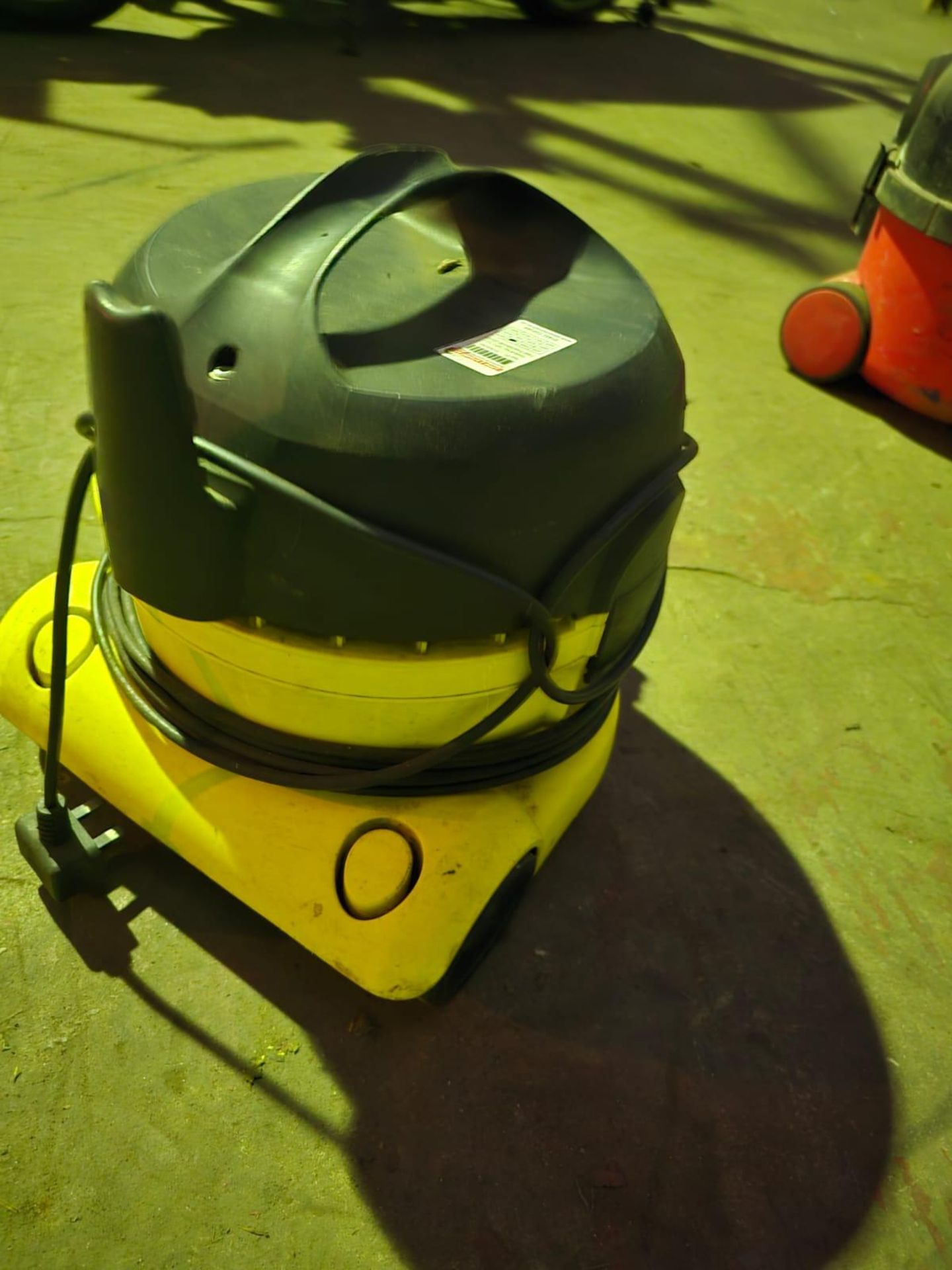 Yellow hoover 240v - no pipe