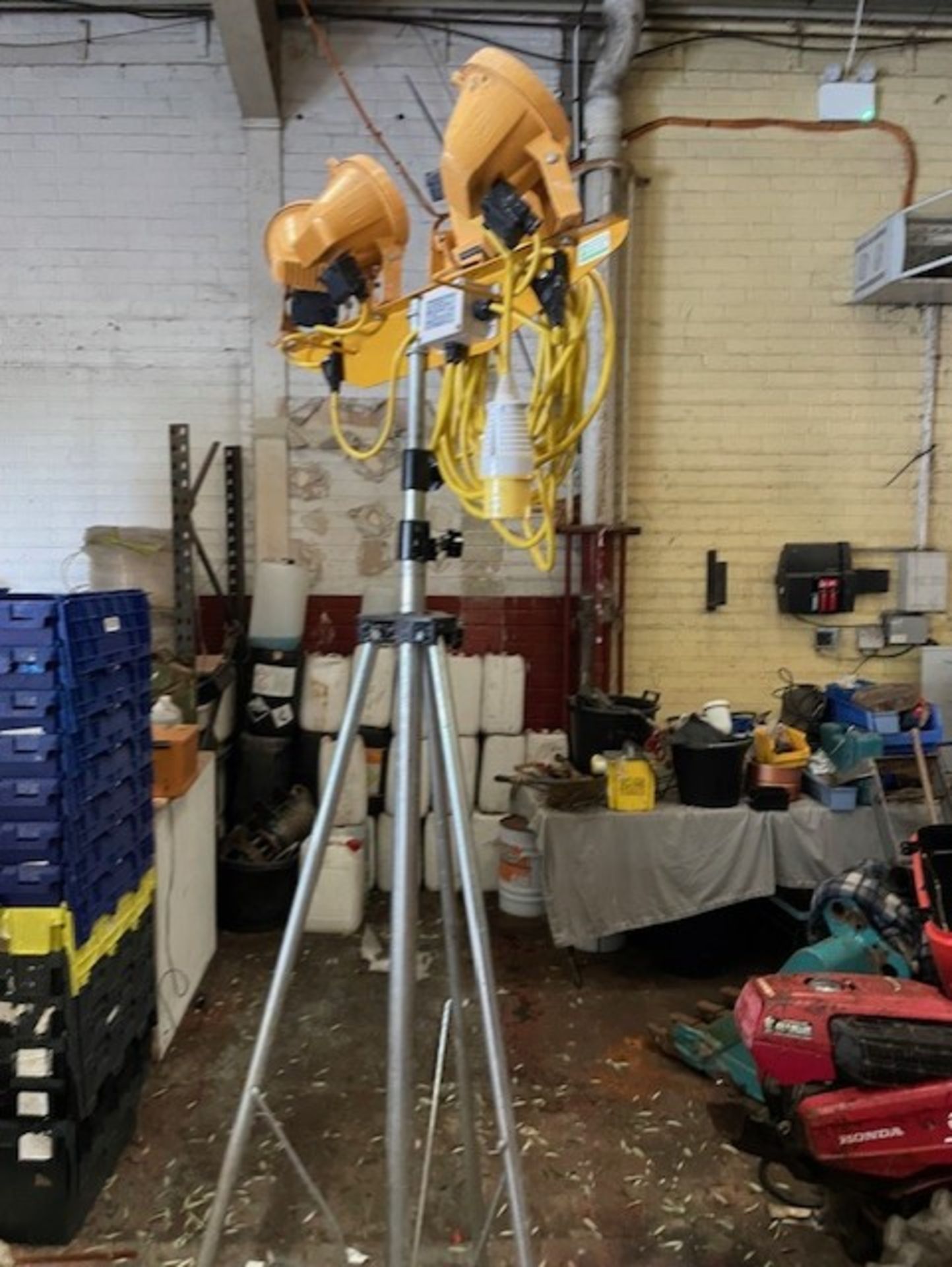 110 volt lights on large tripod working you are bidding for 2 sets of these