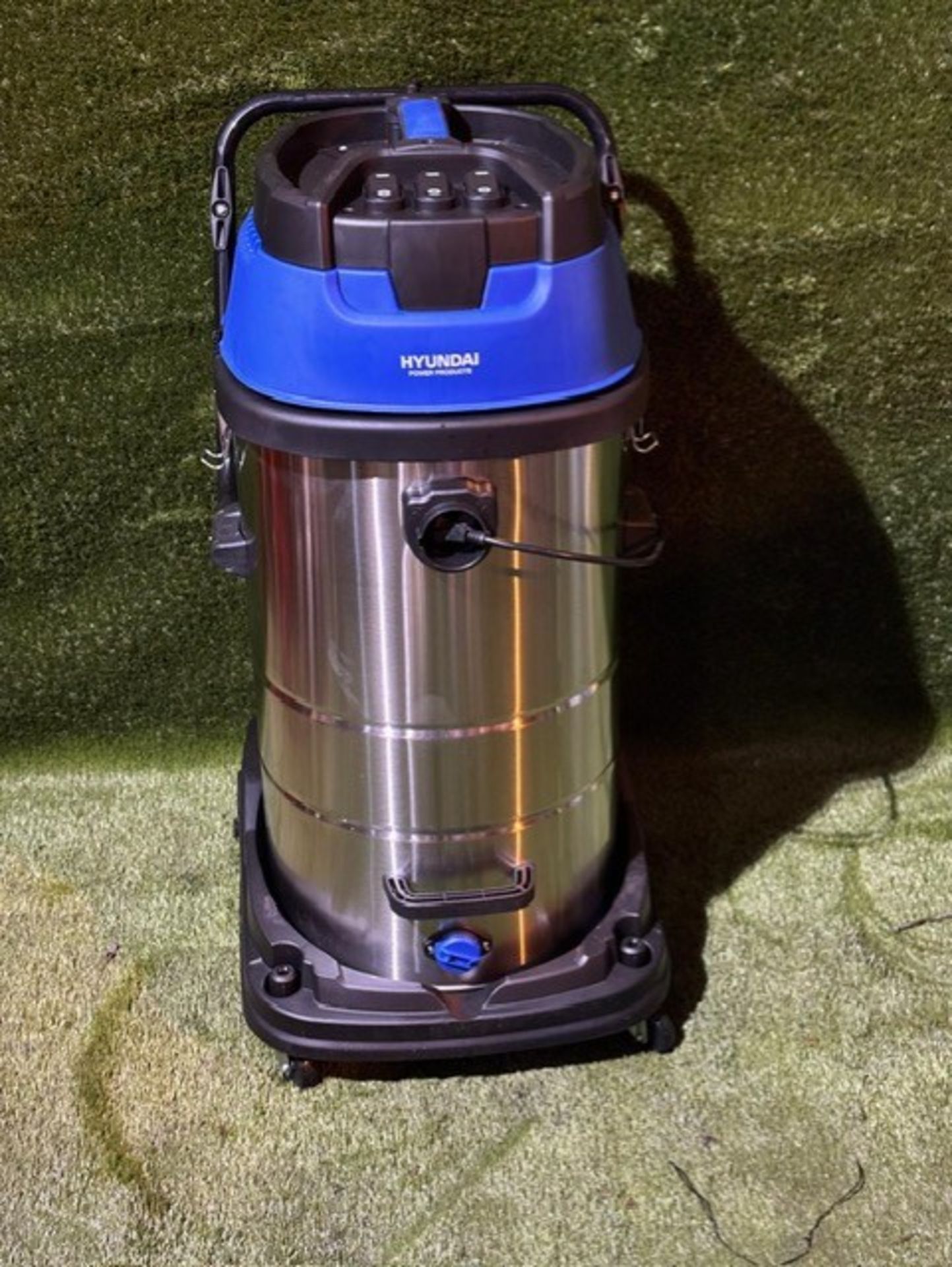 Hyundai 57717FF triple motor wet and dry 100 litre vacuum still in box all brand new these are not - Image 16 of 16