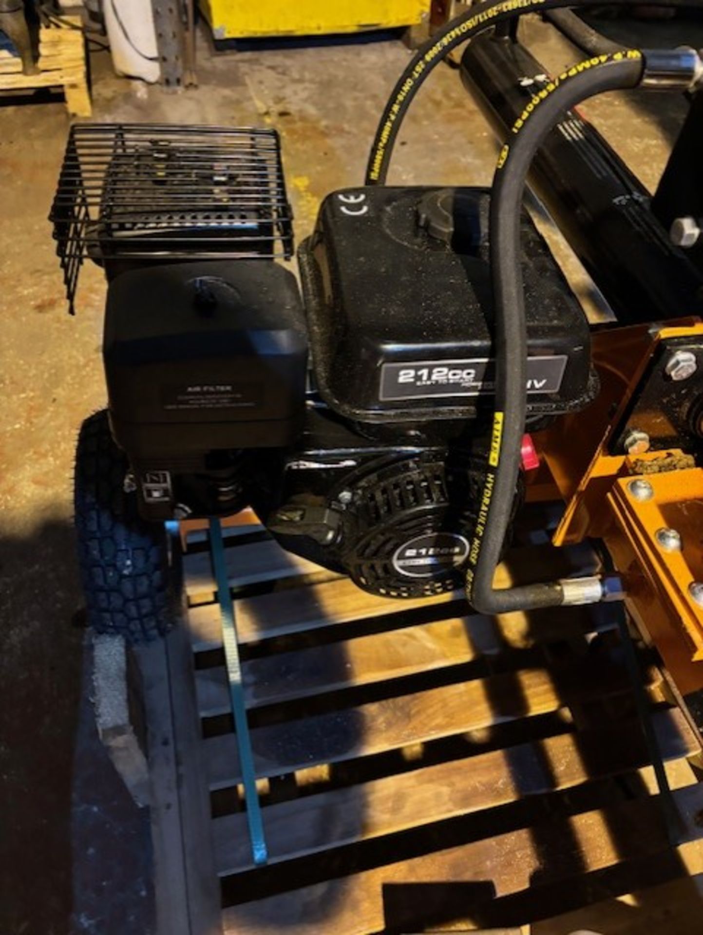 Logsplitter 12 ton only been used once for about 45 minutes it is all working as it should be it - Image 3 of 4