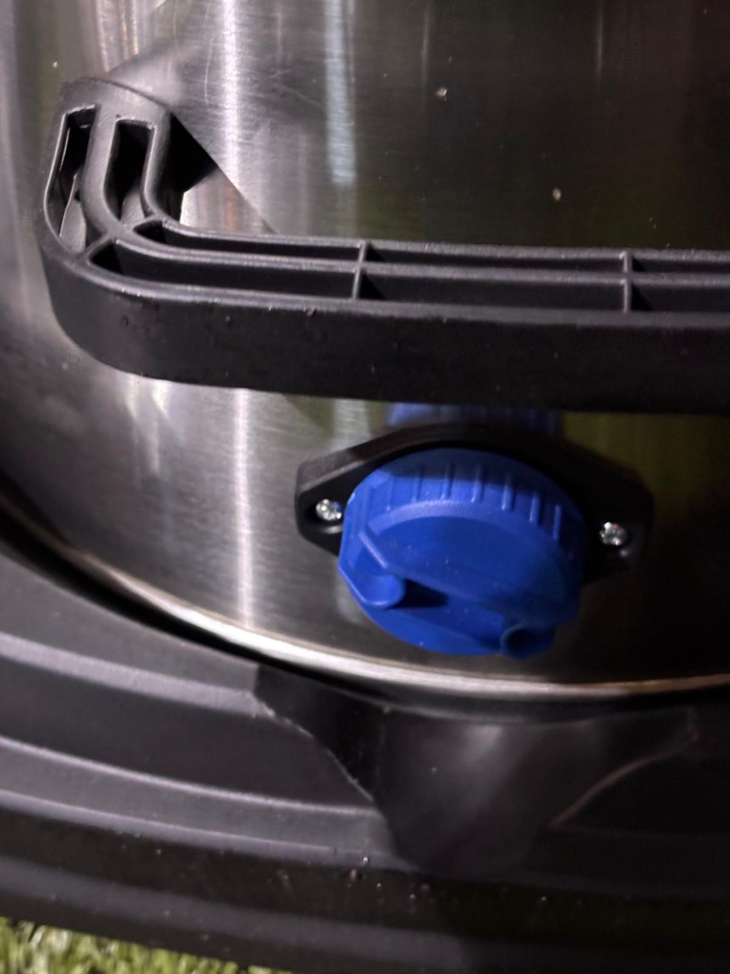 Hyundai 57717FF triple motor wet and dry 100 litre vacuum still in box all brand new these are not - Image 9 of 16