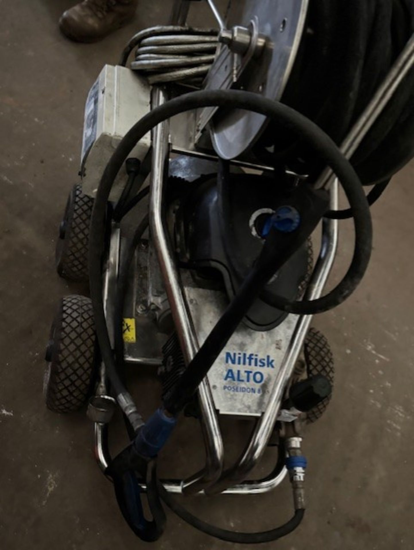 Nilfisk super jet wash big motor hell if a piece of machinery comes with hose and lance it’s 230 but - Image 5 of 6