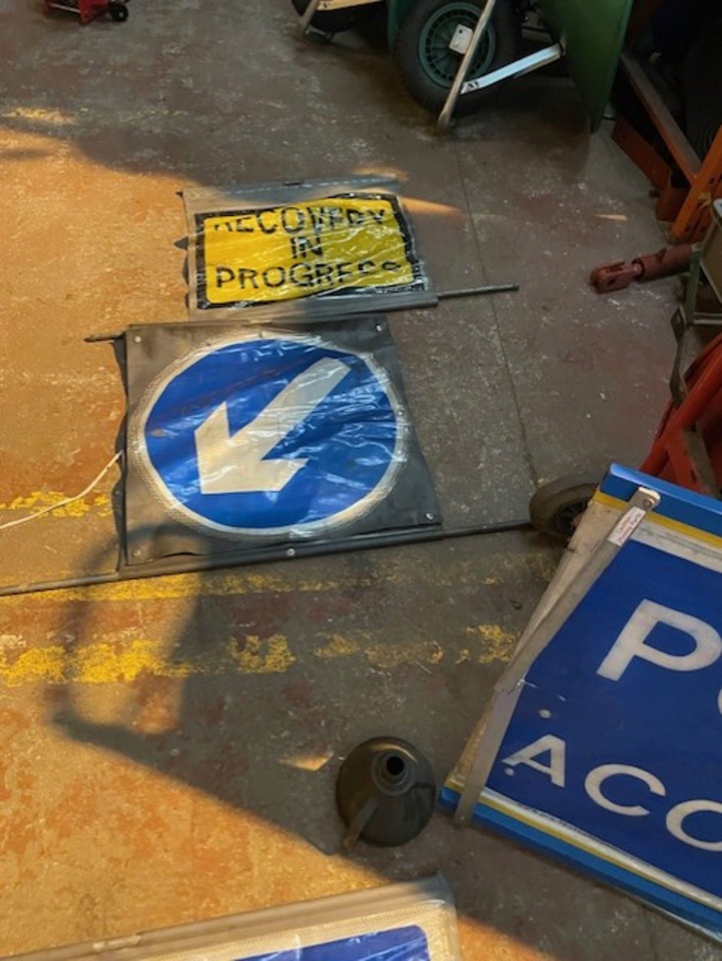 4 x signs recovery/arrow & 2 x police signs expensive to buy