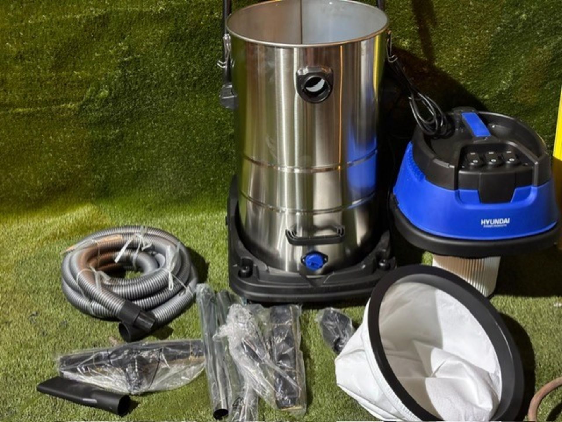 Hyundai 57717FF triple motor wet and dry 100 litre vacuum still in box all brand new these are not - Image 12 of 16
