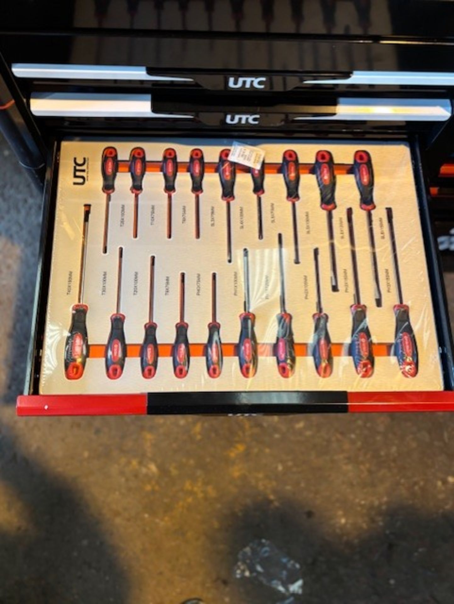 United Tool Corporation Tool Box - 13 drawer tool cabinet Model 810056-utc - Image 4 of 14