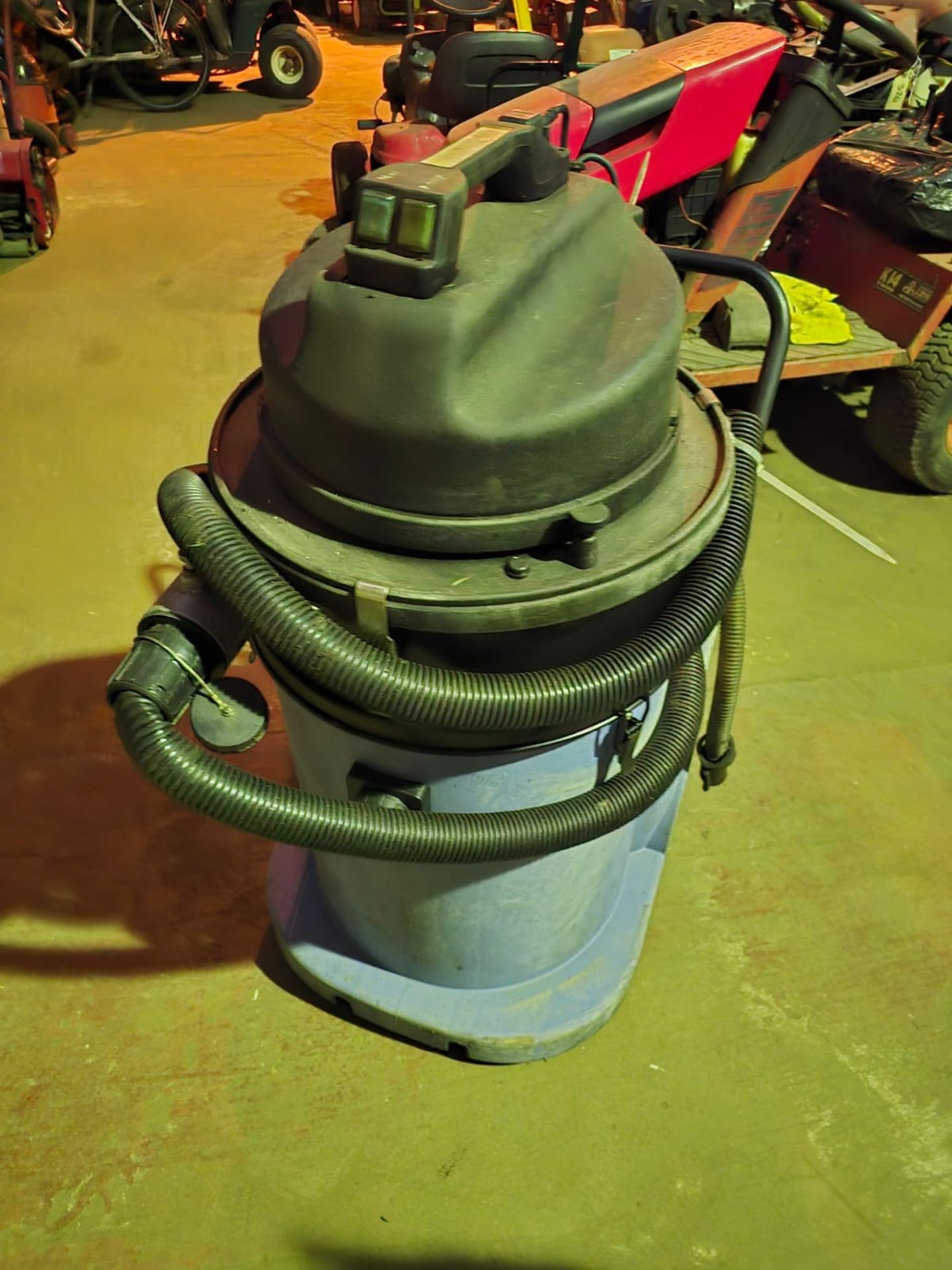 110v Industrial Vacuum - Image 2 of 4