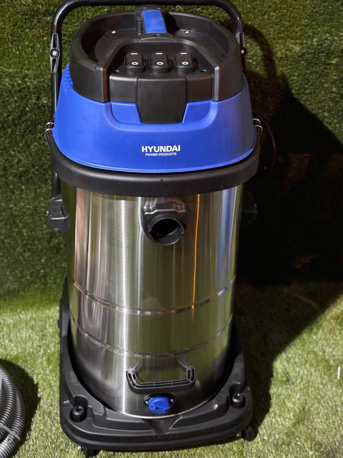 Hyundai 57717FF triple motor wet and dry 100 litre vacuum still in box all brand new these are not - Image 2 of 16