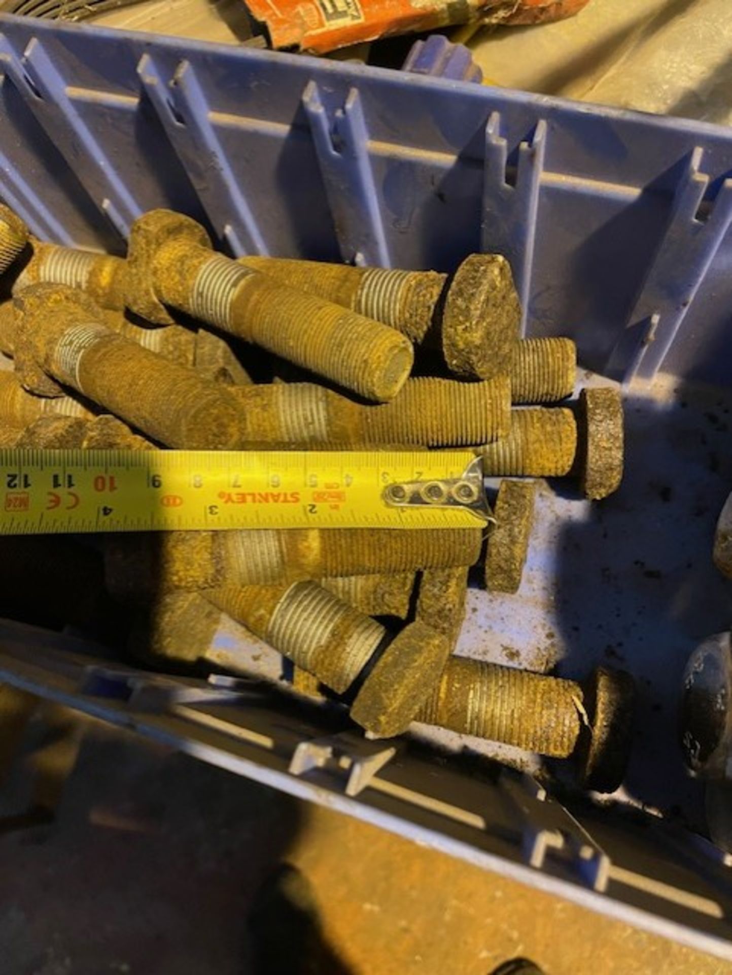 Tray of bolts 4 & 5 x 22 - Image 3 of 4