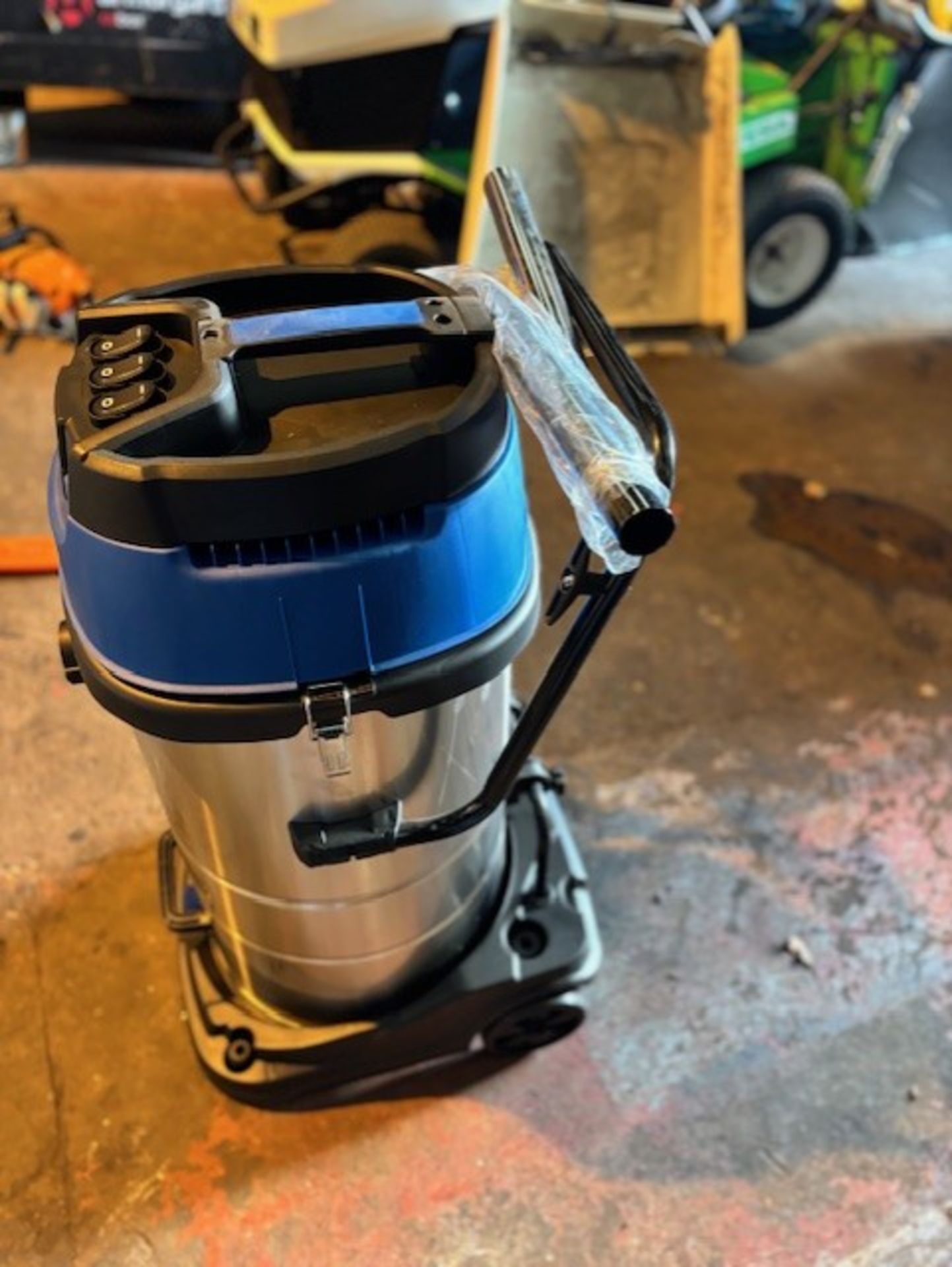 Hyundai triple vac motor wet n dry hoover new unused has a spec sheet with it with all these are - Image 3 of 7