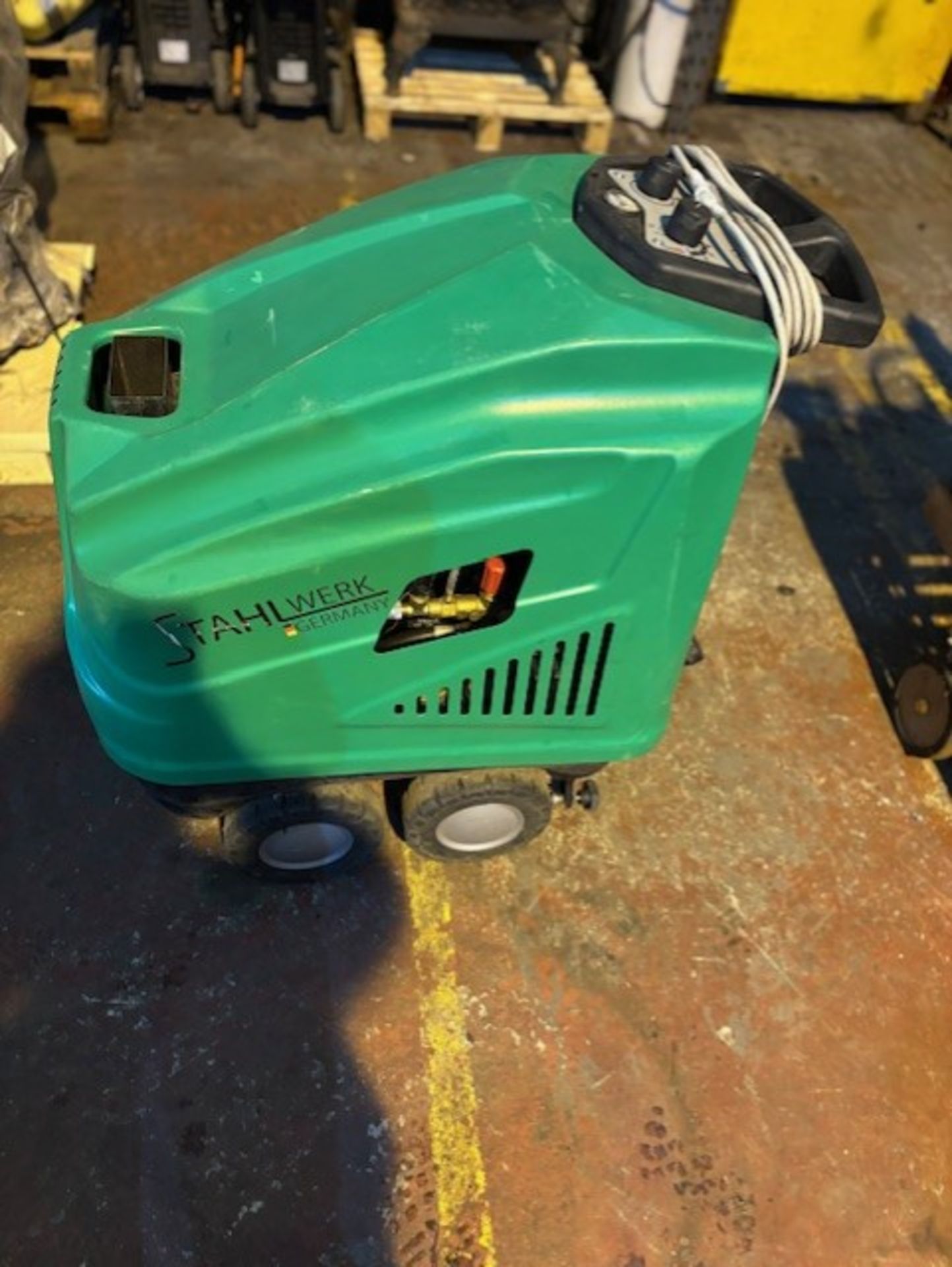 Stahlwerk 650 new still in box pressure washer this runs off a generator if your not in 3 phase so - Image 3 of 5