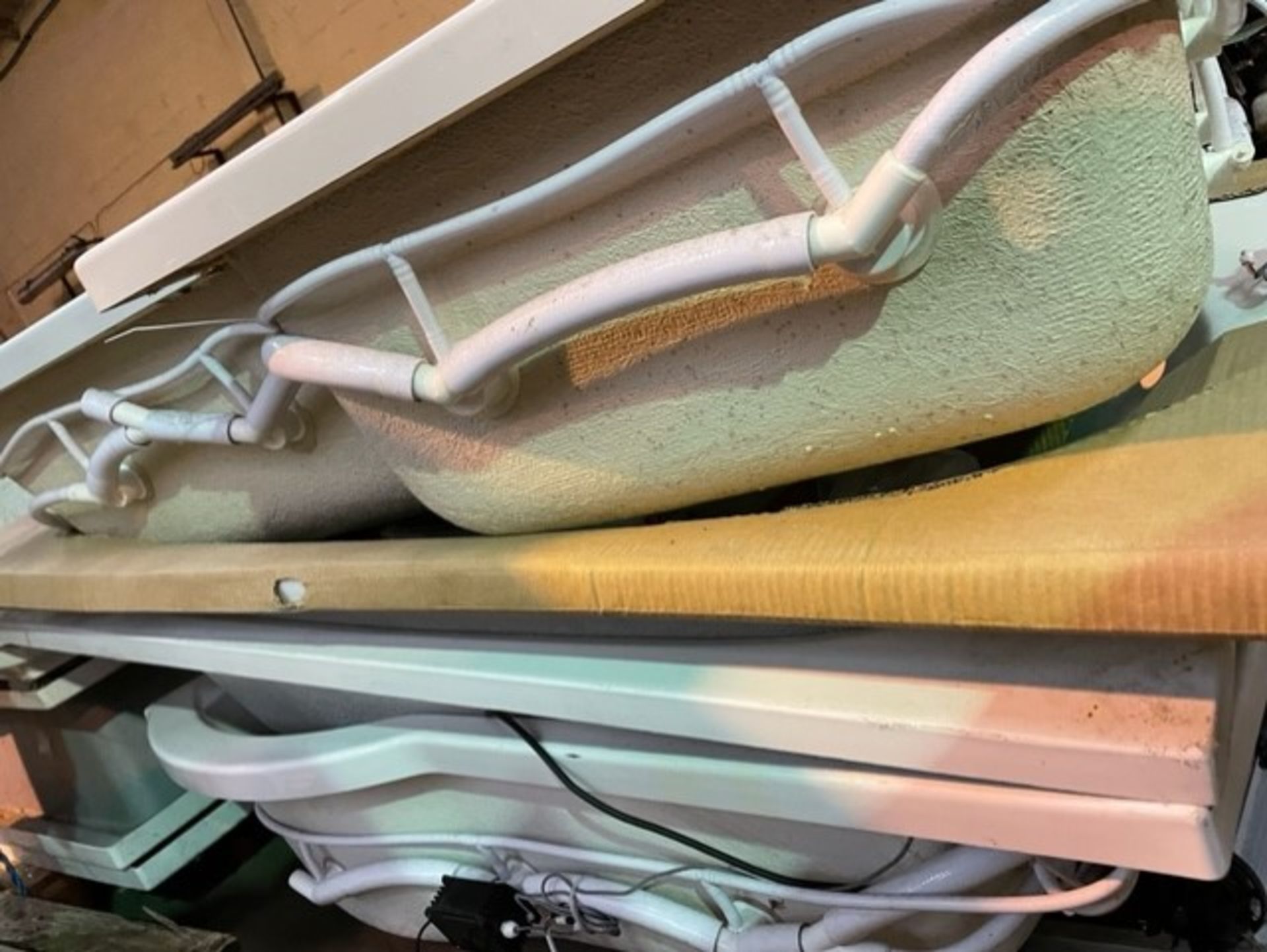 Bathtubs jucuzzi style unused bidding for 1 no jucuzzi - Image 3 of 4