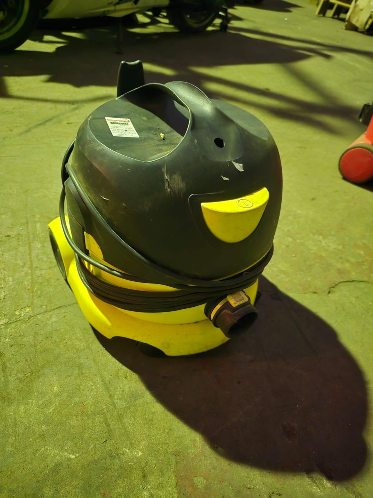 Yellow hoover 240v - no pipe - Image 2 of 2