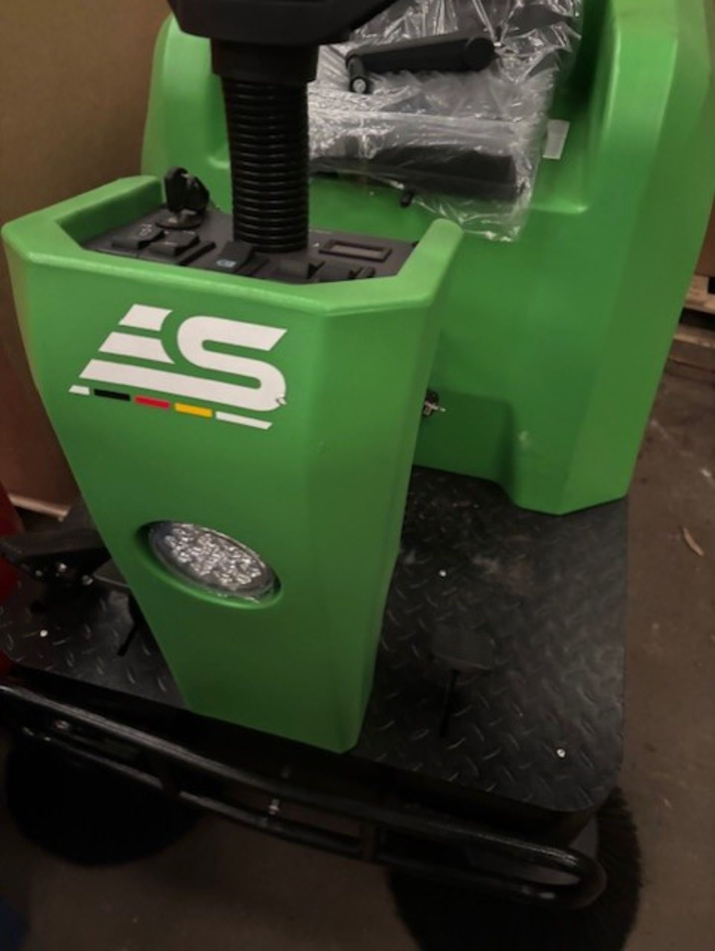 Stahlfest ride on full electric wet n dry scrubber sweeper very user friendly no noise or dust - Image 6 of 7