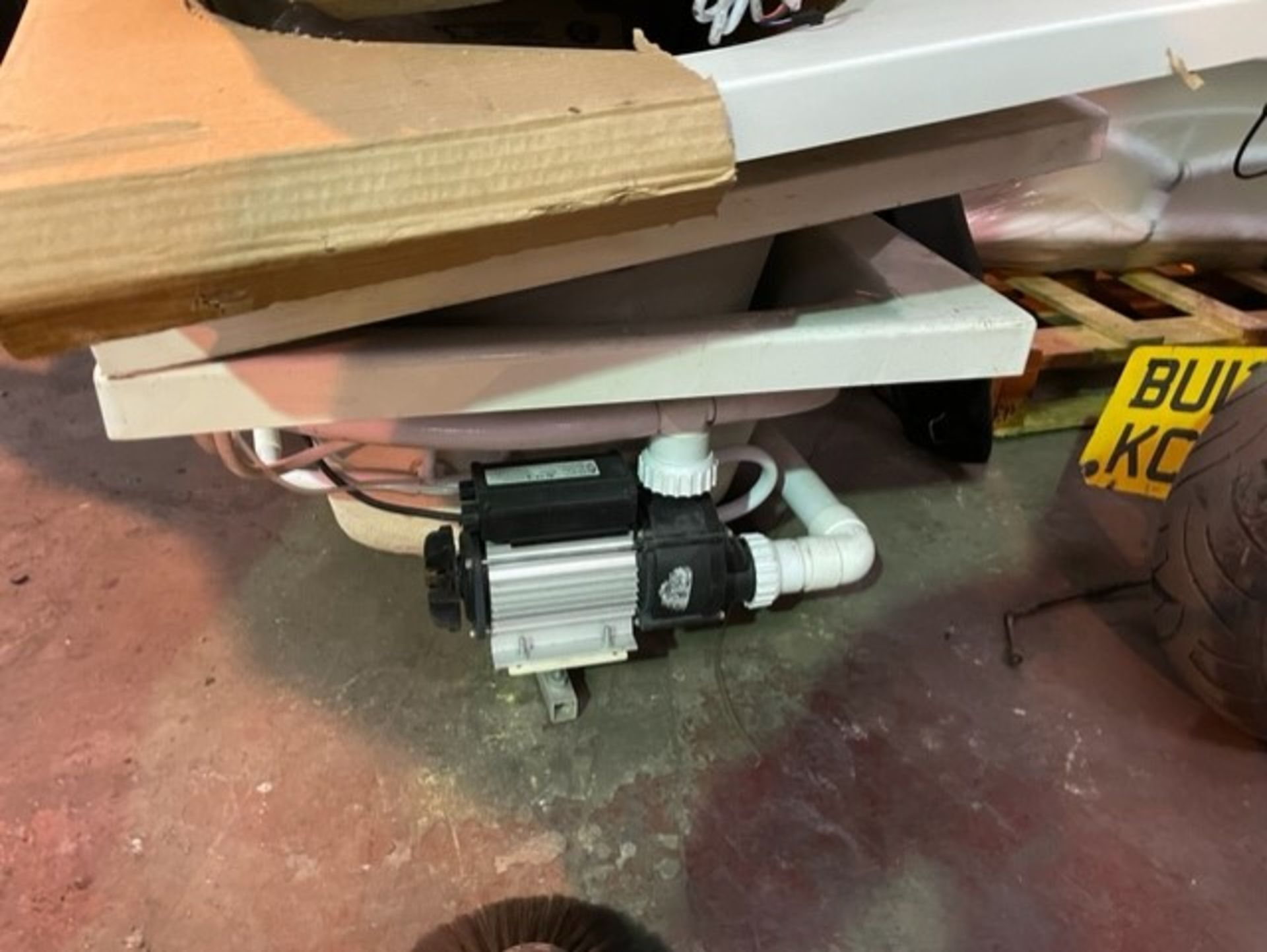 Bathtubs jucuzzi style unused bidding for 1 no jucuzzi - Image 2 of 4