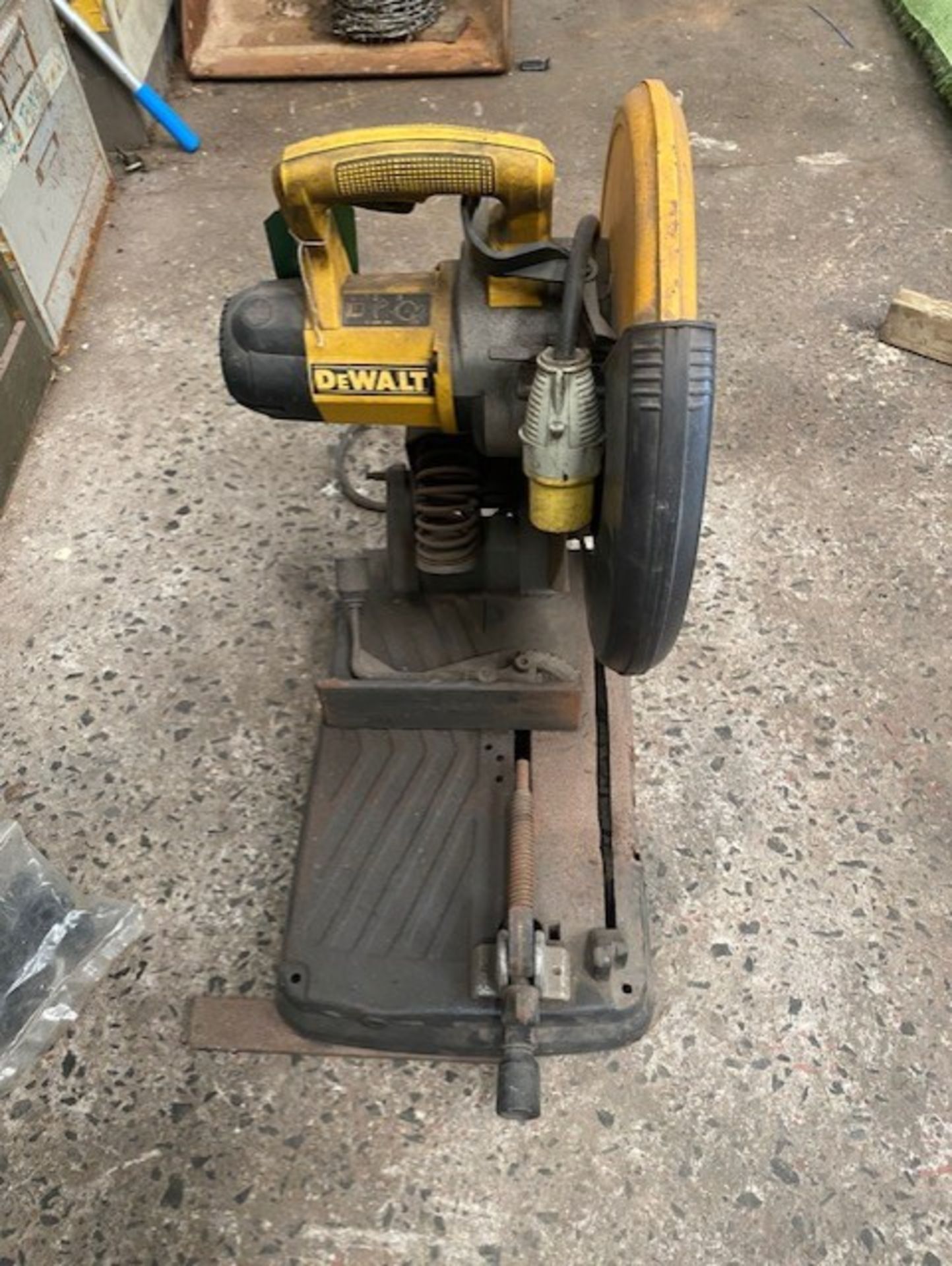 Dewalt 355 110v saw working order - Image 2 of 4