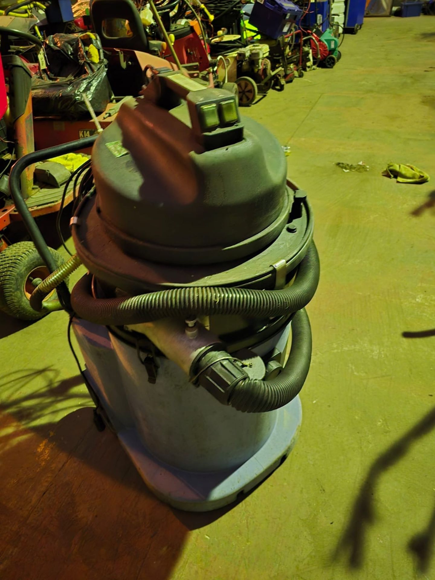 110v Industrial Vacuum - Image 4 of 4