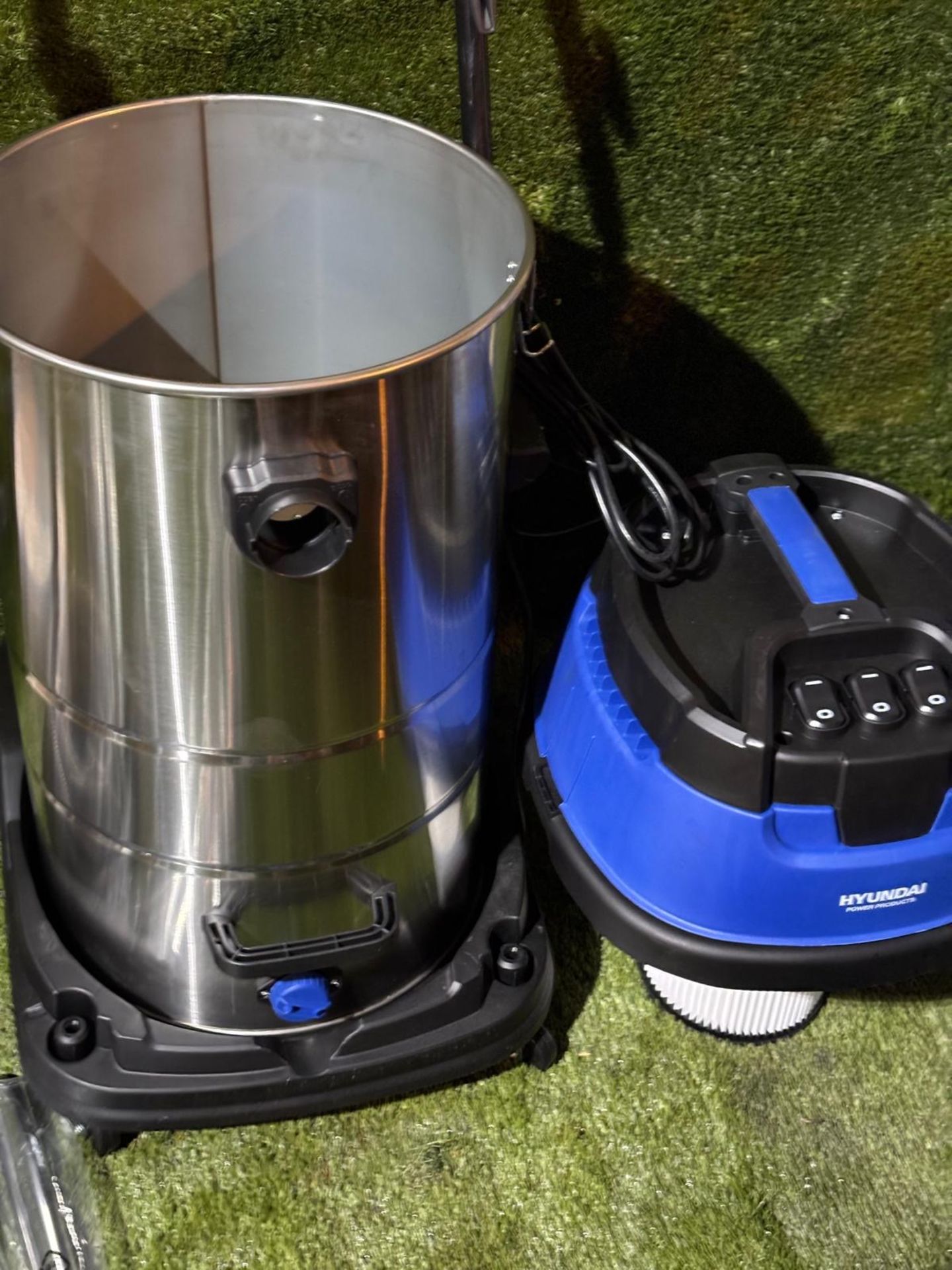 Hyundai 57717FF triple motor wet and dry 100 litre vacuum still in box all brand new these are not - Image 11 of 16