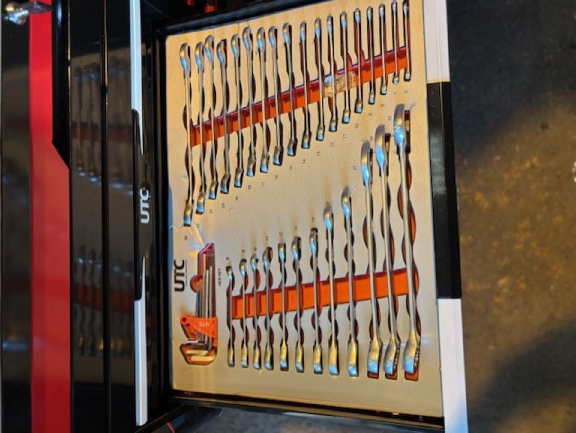 United Tool Corporation Tool Box - 13 drawer tool cabinet Model 810056-utc - Image 3 of 14