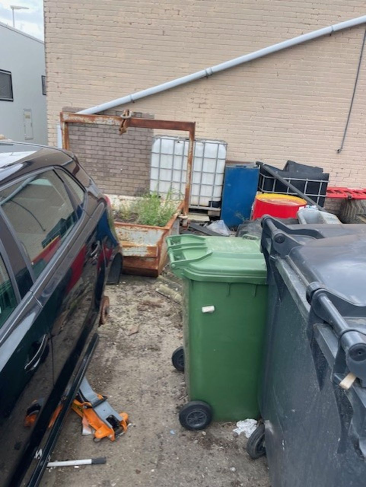 Crane skip to be gone all ok just rusty - Image 2 of 2