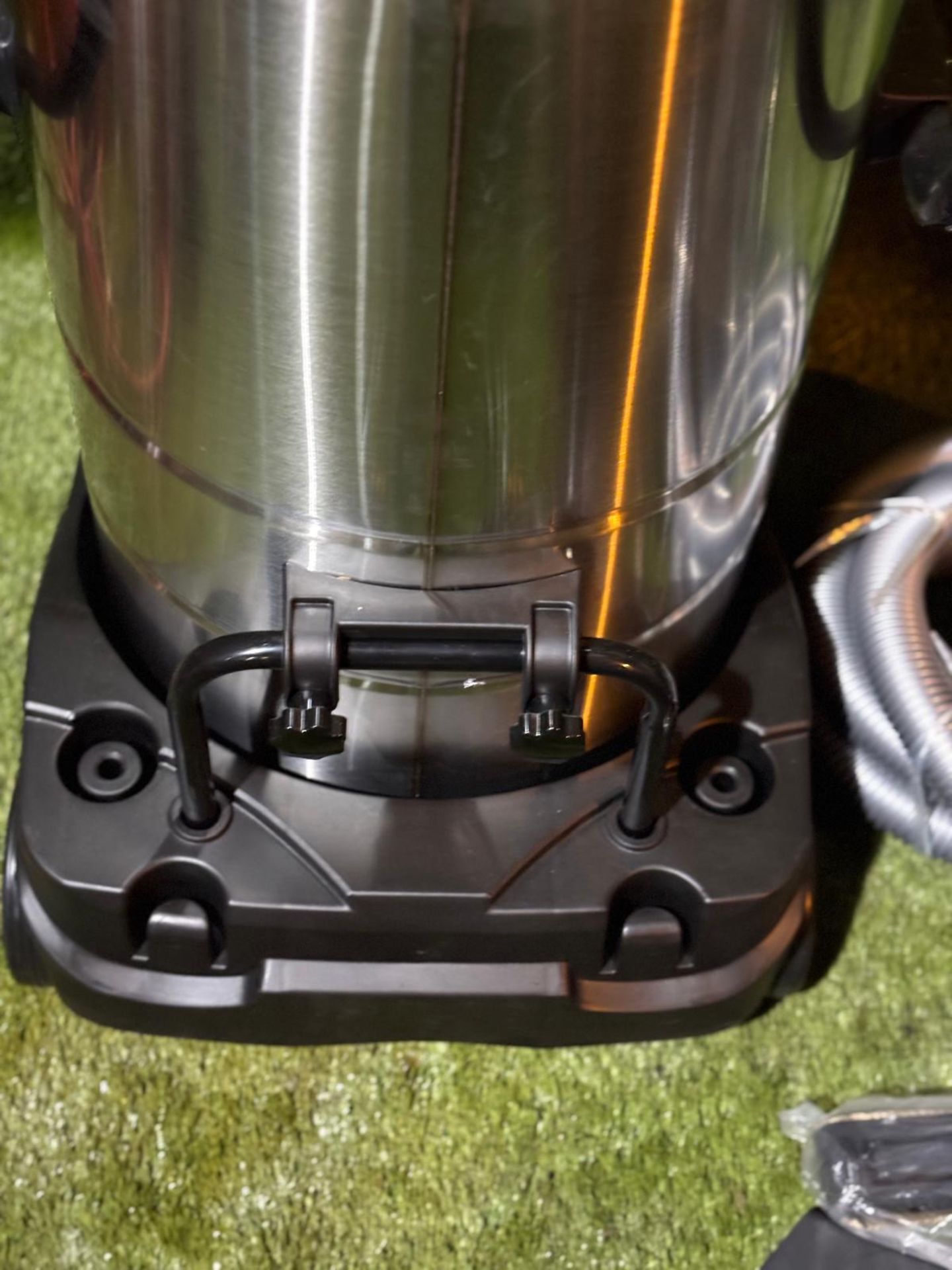 Hyundai 57717FF triple motor wet and dry 100 litre vacuum still in box all brand new these are not - Image 13 of 16