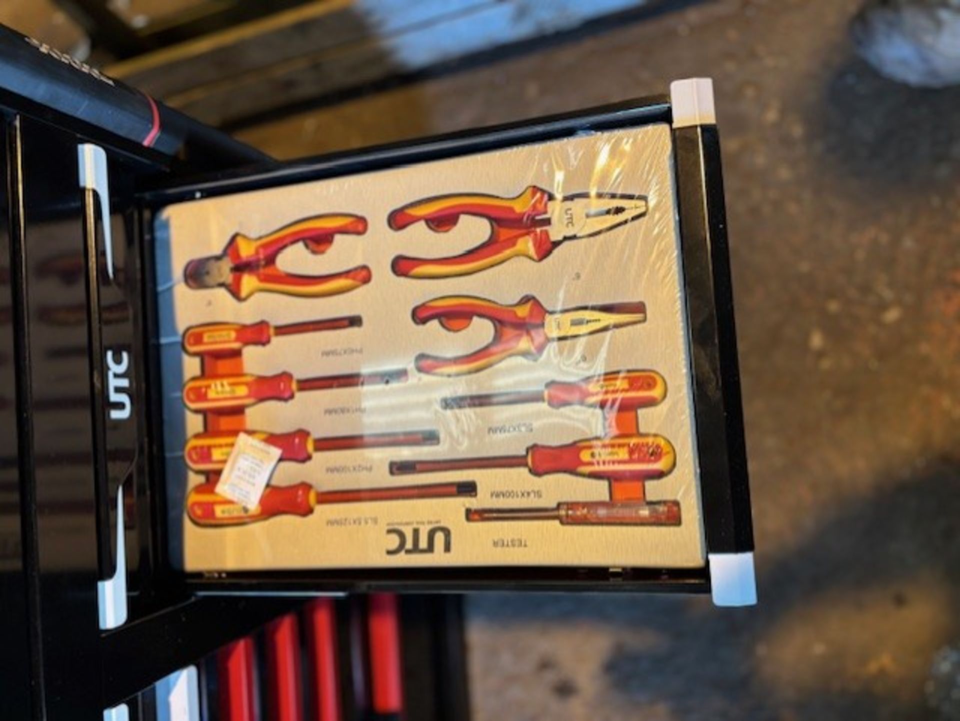 United Tool Corporation Tool Box - 13 drawer tool cabinet Model 810056-utc - Image 9 of 14