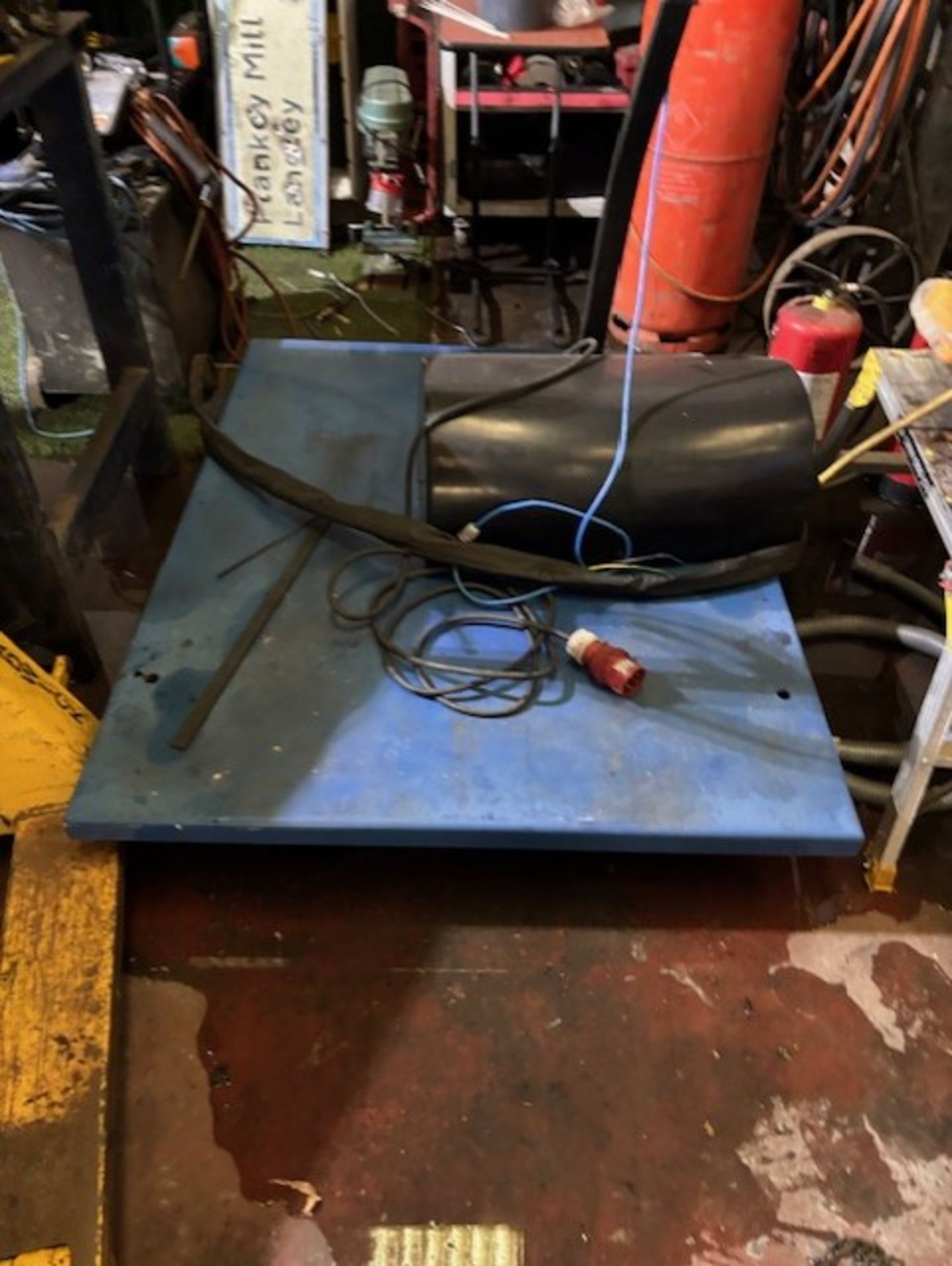 3 phase table lift that can sit in the ground it is new unused and works perfect it is 1.5 x 1.15 in - Image 2 of 2