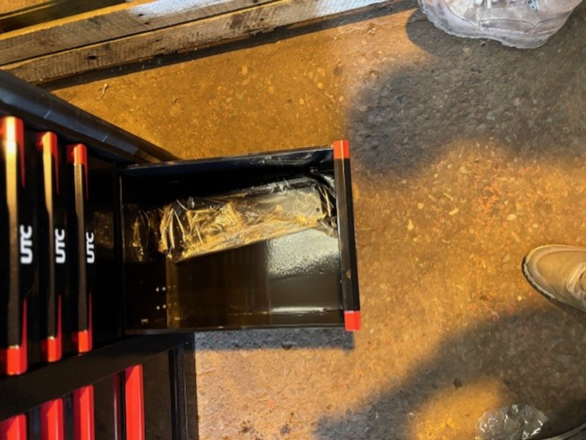 United Tool Corporation Tool Box - 13 drawer tool cabinet Model 810056-utc - Image 13 of 14