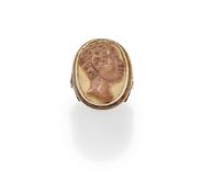 AN ANTIQUE CARVED HARDSTONE CAMEO RING