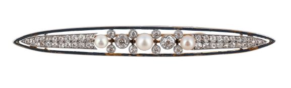 AN EARLY 20TH CENTURY DIAMOND AND PEARL BAR BROOCH