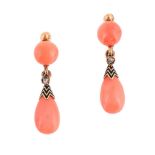 Y A PAIR OF FRENCH EARLY 20TH CENTURY CORAL, ENAMEL AND DIAMOND EARRINGS