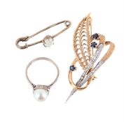 A SMALL COLLECTION OF JEWELLERY