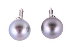 A PAIR OF CULTURED PEARL EARRINGS