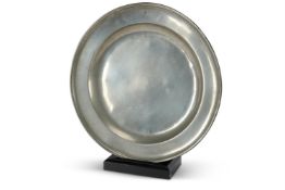 A SINGLE REEDED PEWTER CHARGER, FIRST HALF 18TH CENTURY