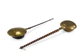 A BRASS AND IRON BED WARMING PAN, 17TH CENTURY