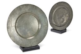 A LARGE PLAIN BROAD RIM PEWTER CHARGER, 17TH CENTURY