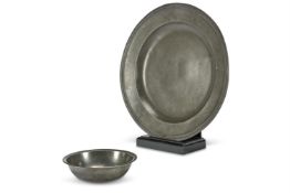 A LARGE PEWTER CHARGER OXFORDSHIRE, LATE 17TH CENTURY