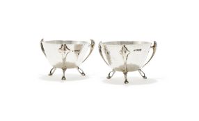 A PAIR OF EDWARDIAN SILVER HAMMERED BOWLS
