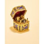Y A GEORGE III GOLD MOUNTED BLUE GLASS SQUARE ETUI